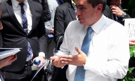 El Gerente de Empresas Públicas de Cundinamarca S.A. E.S.P. (EPC) Dr. Andrés Ernesto Díaz socializa con los posibles inversionistas